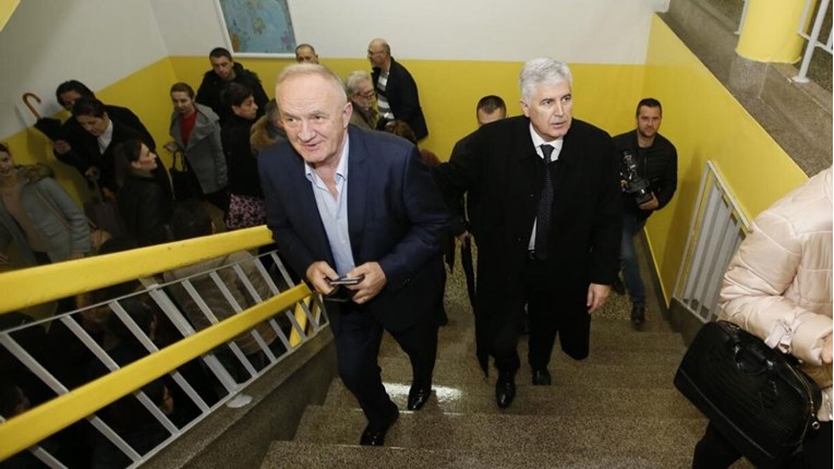 Čović na glasanje u Mostaru stigao u pratnji pjevača Mate Bulića